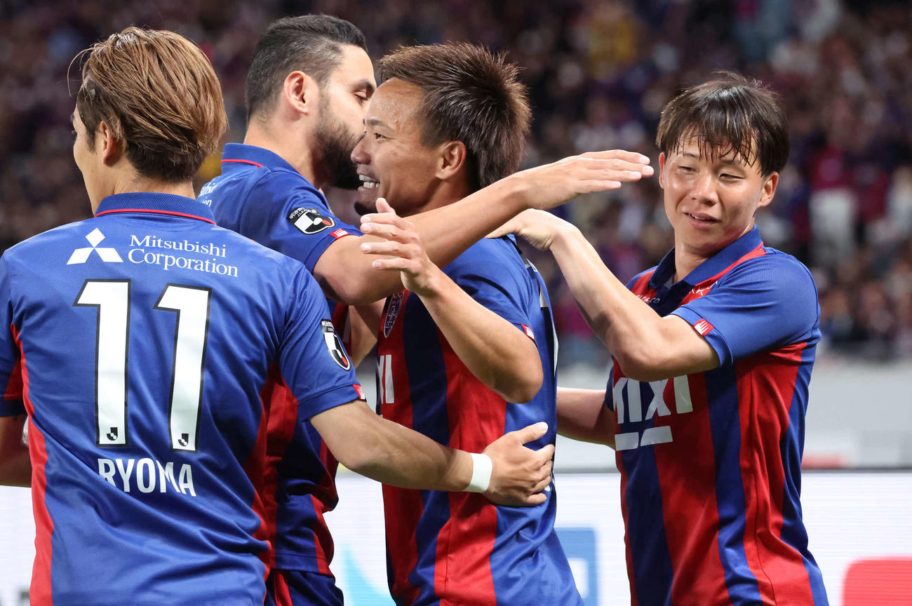 東京対川崎F　前半、先制ゴールを決めて仲間の祝福を受ける東京徳元（左から3人目）（撮影・丹羽敏通）