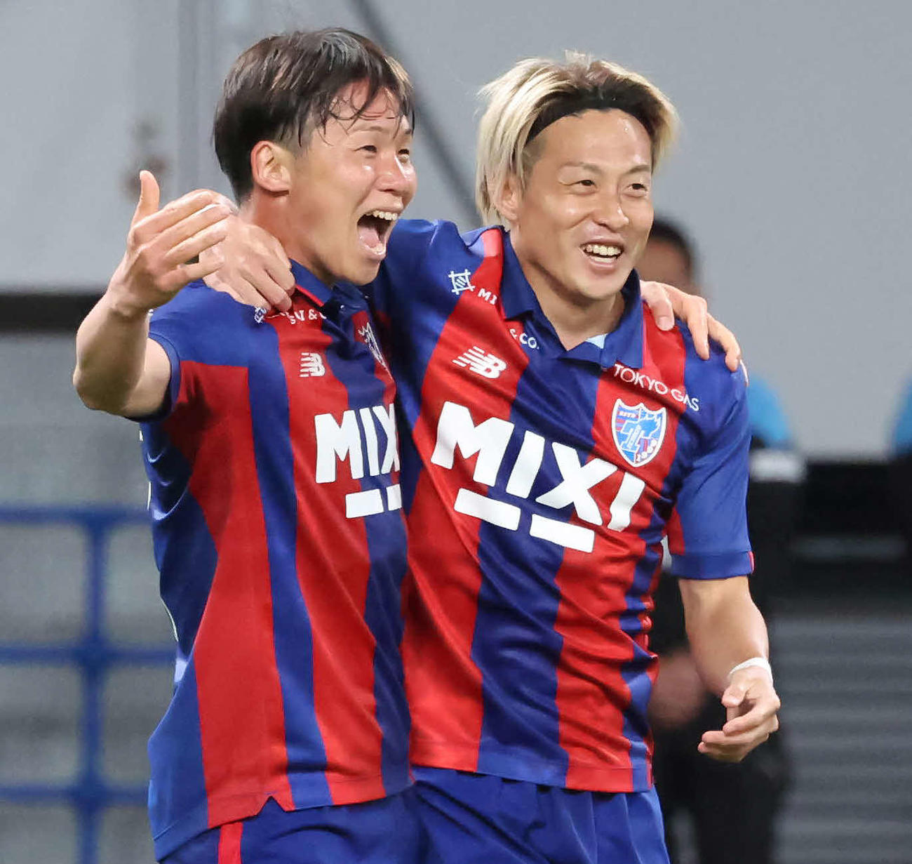 東京対川崎F　前半、2点目のゴールを決めて喜ぶ東京安部（左）と祝福する仲川（撮影・丹羽敏通）