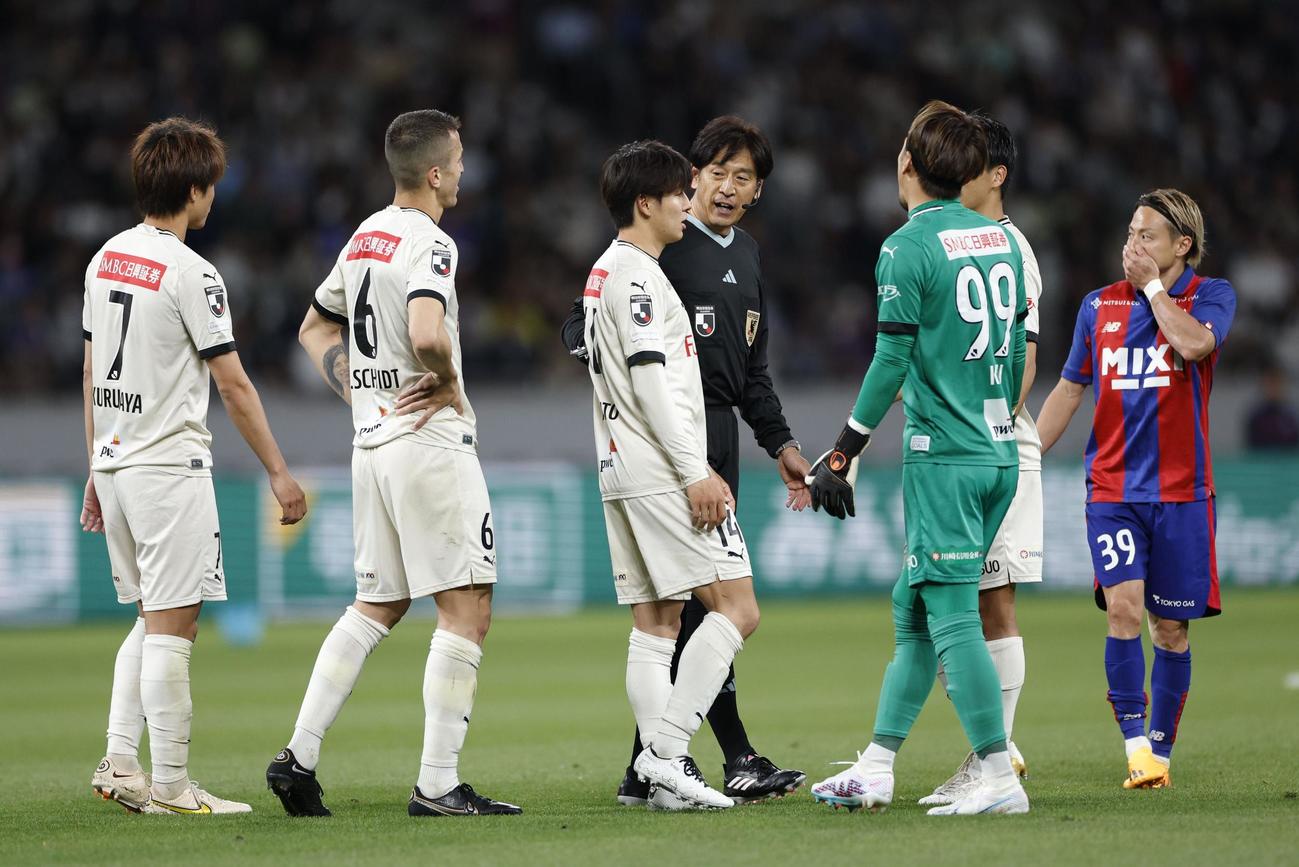 後半、レッドカードを受け、退場処分となった川崎Ｆ脇坂（左から3人目）（共同）