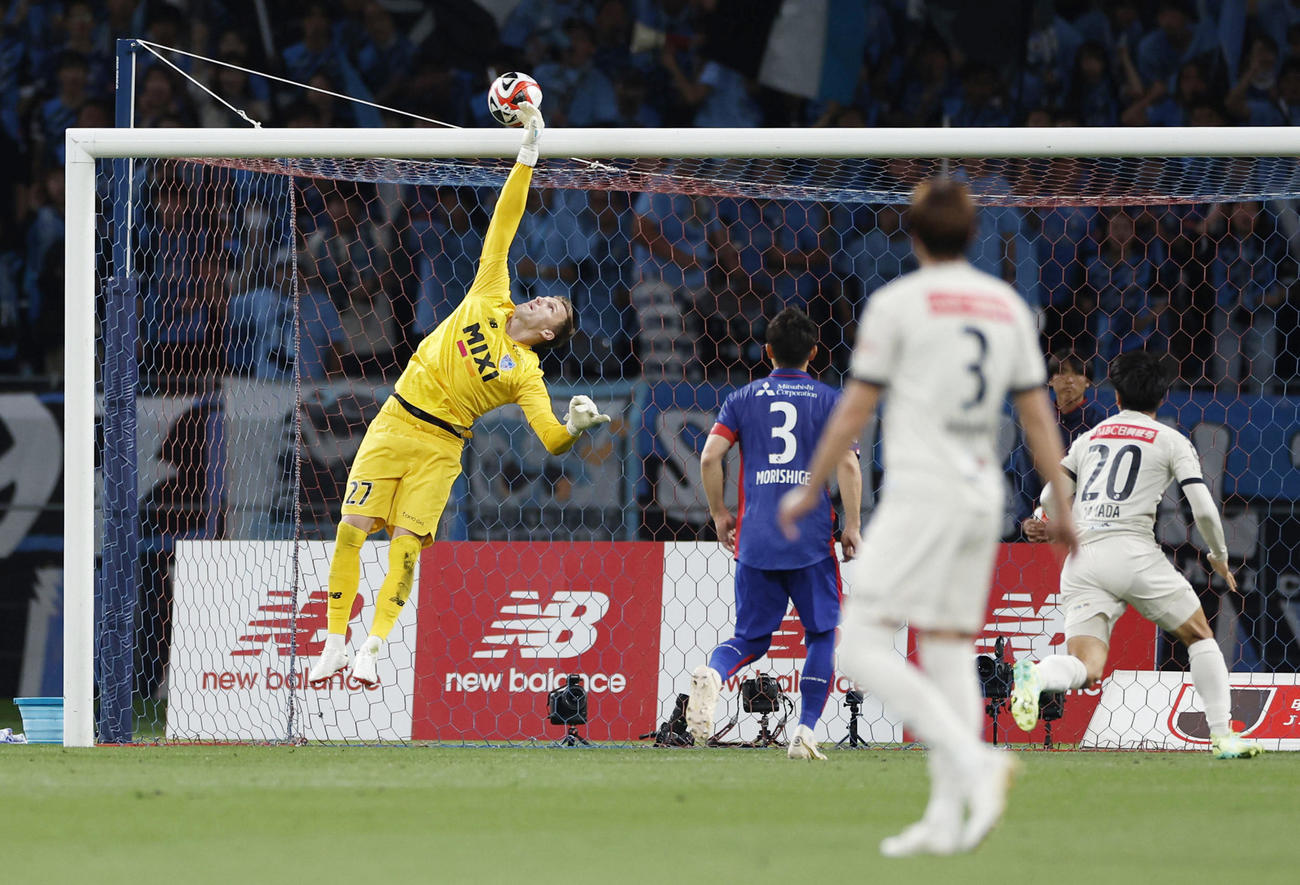 後半、セーブするFC東京・GKスウォビィク（左端）（共同）