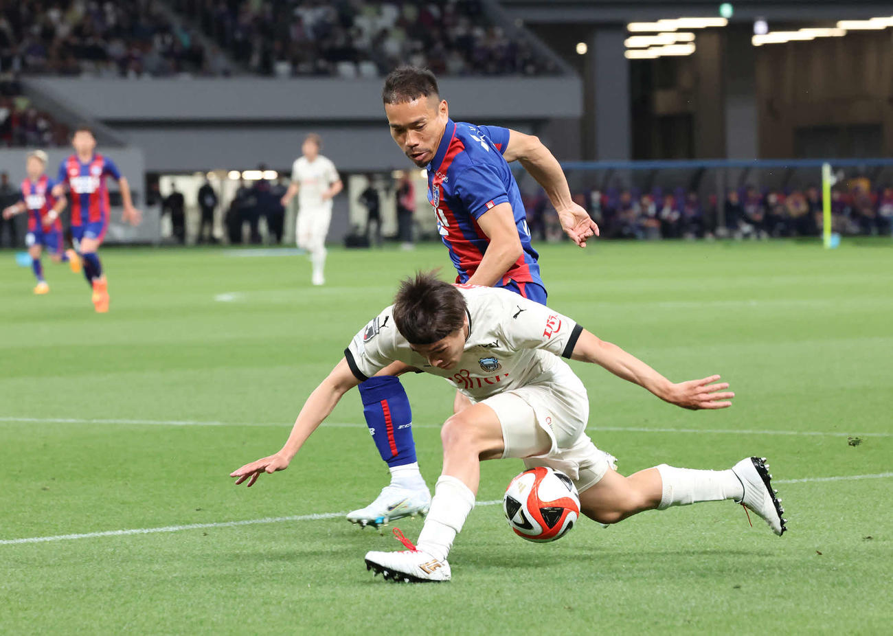 東京対川崎F　後半、川崎F遠野（手前）のドリブルをノーファウルで阻む東京長友（撮影・丹羽敏通）