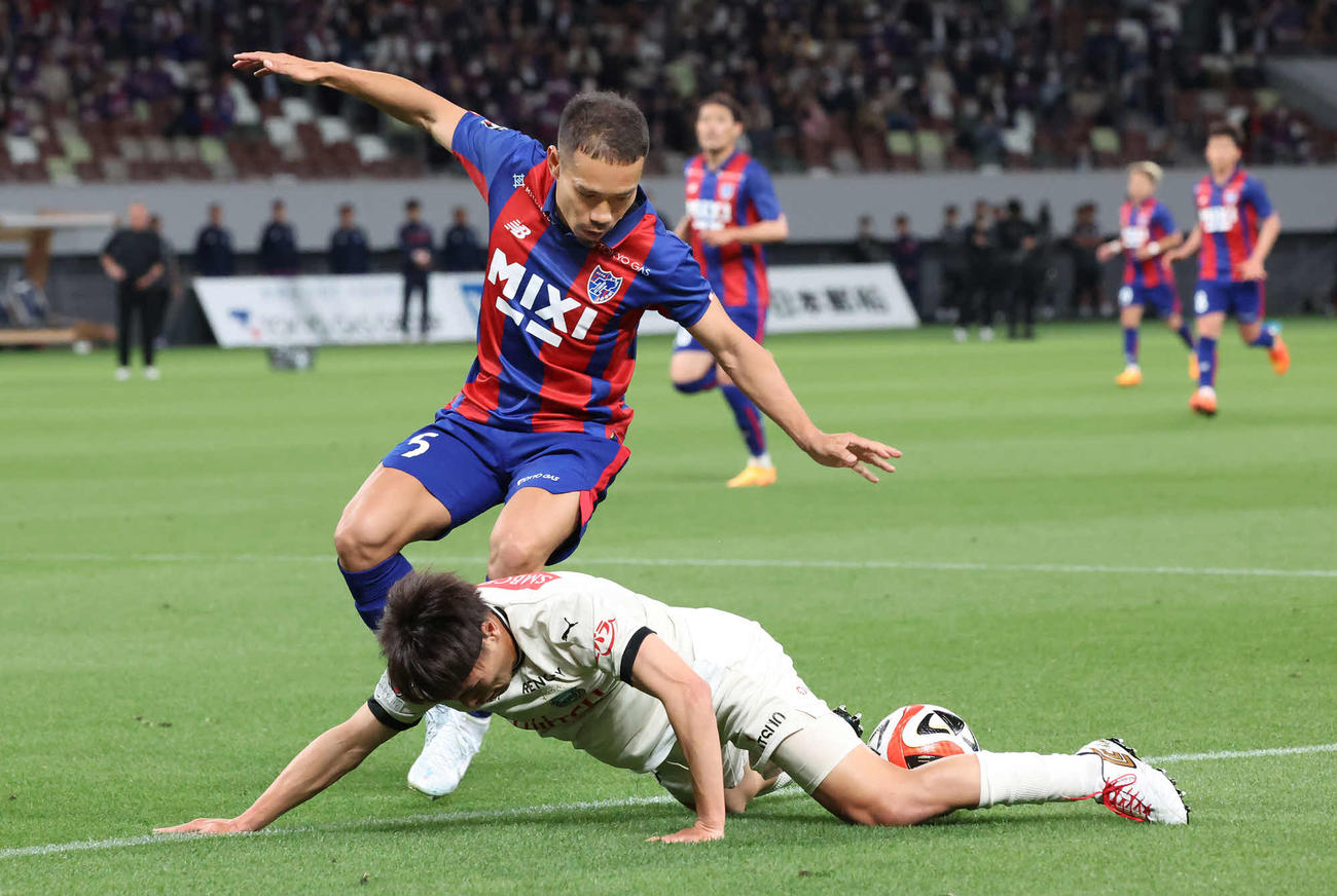 東京対川崎F　後半、川崎F遠野のドリブルをノーファウルで阻む東京長友（撮影・丹羽敏通）