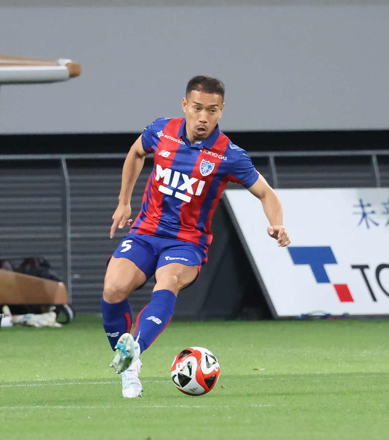 東京対川崎F　前半、右サイドでボールをキープする東京長友（撮影・丹羽敏通）