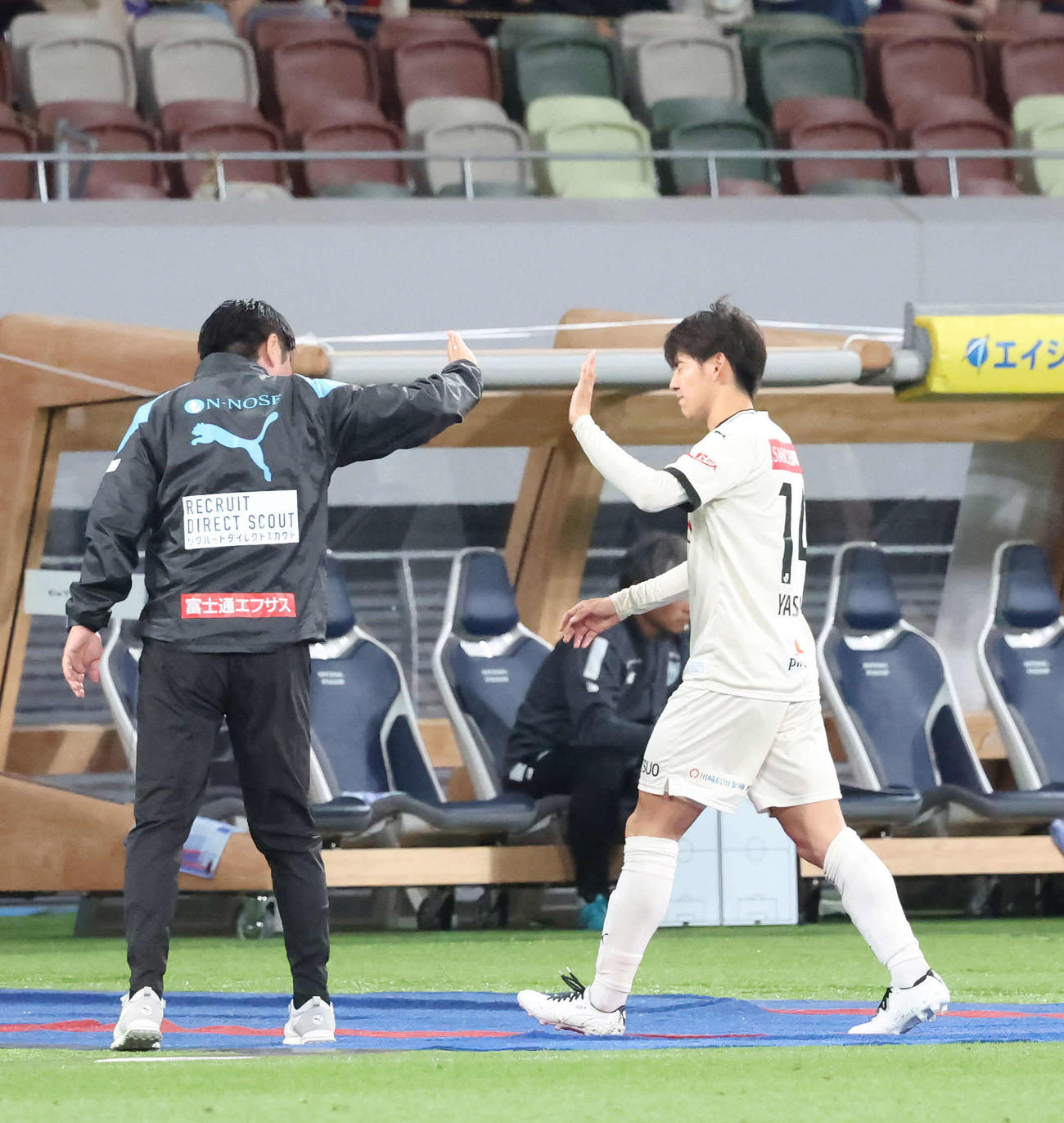 東京対川崎F　後半、VAR判定で退場となってピッチを去る川崎F脇坂（撮影・丹羽敏通）