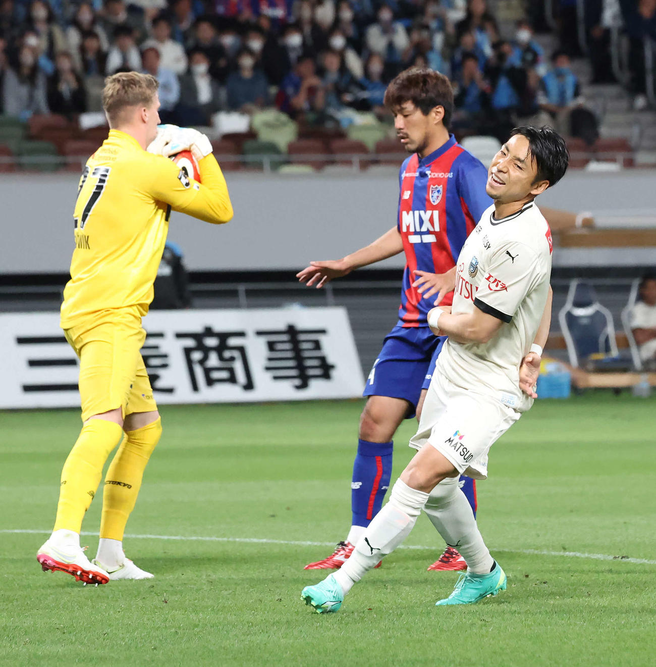東京対川崎F　後半、FKに川崎F小林が走り込むがタイミングが合わず悔しがる（撮影・丹羽敏通）