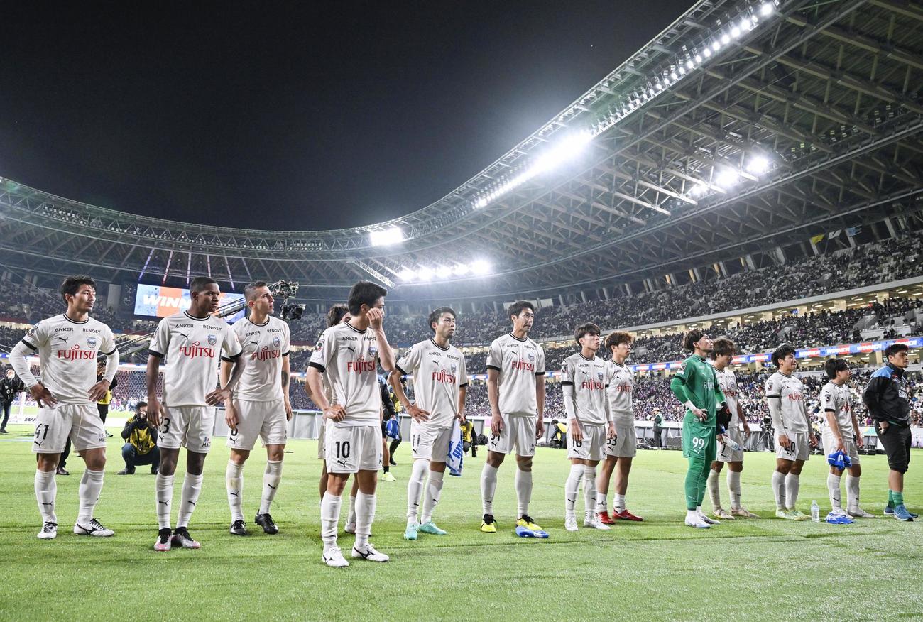 FC東京に敗れ、肩を落とす川崎イレブン＝国立競技場（共同）