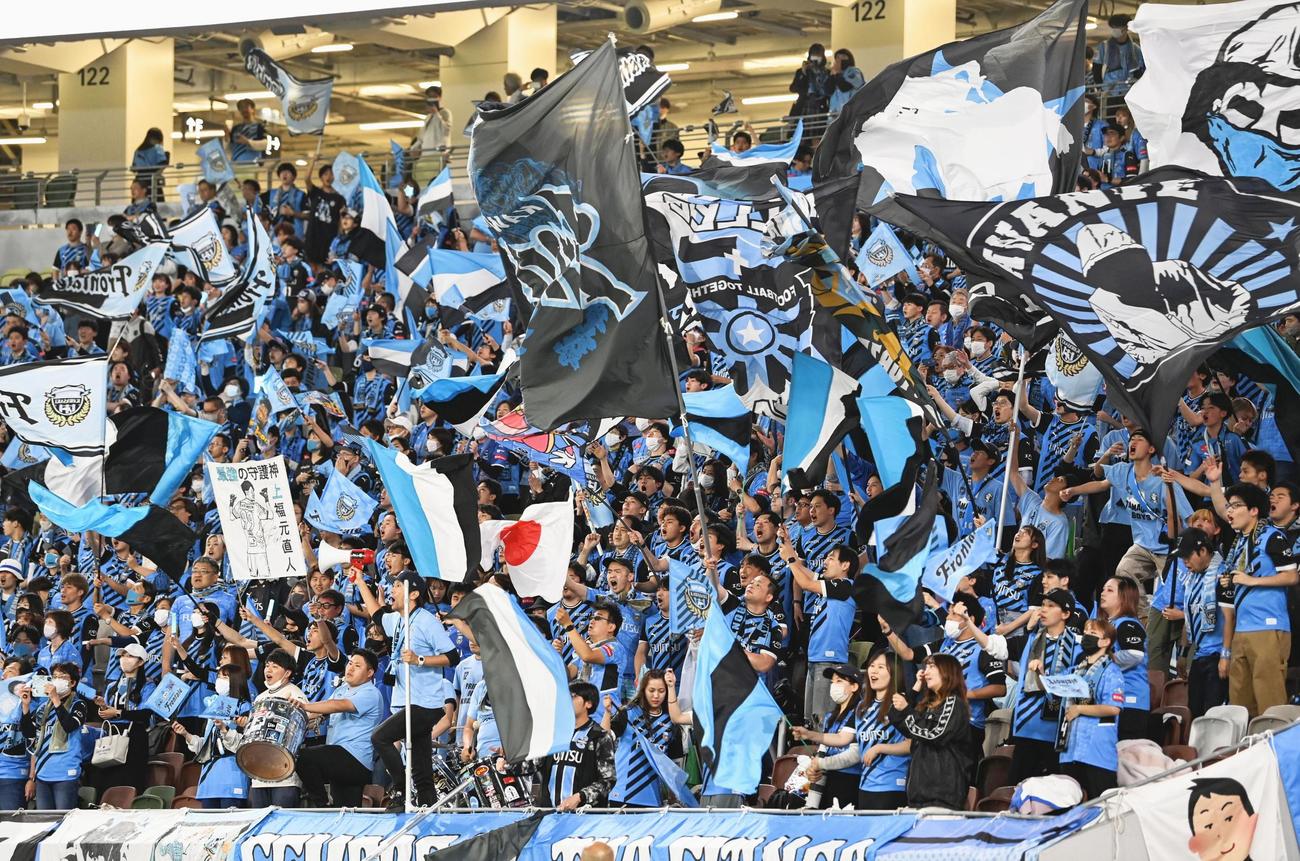 サッカーJリーグの30周年を記念するスペシャルマッチを前に盛り上がる川崎サポーター（共同）