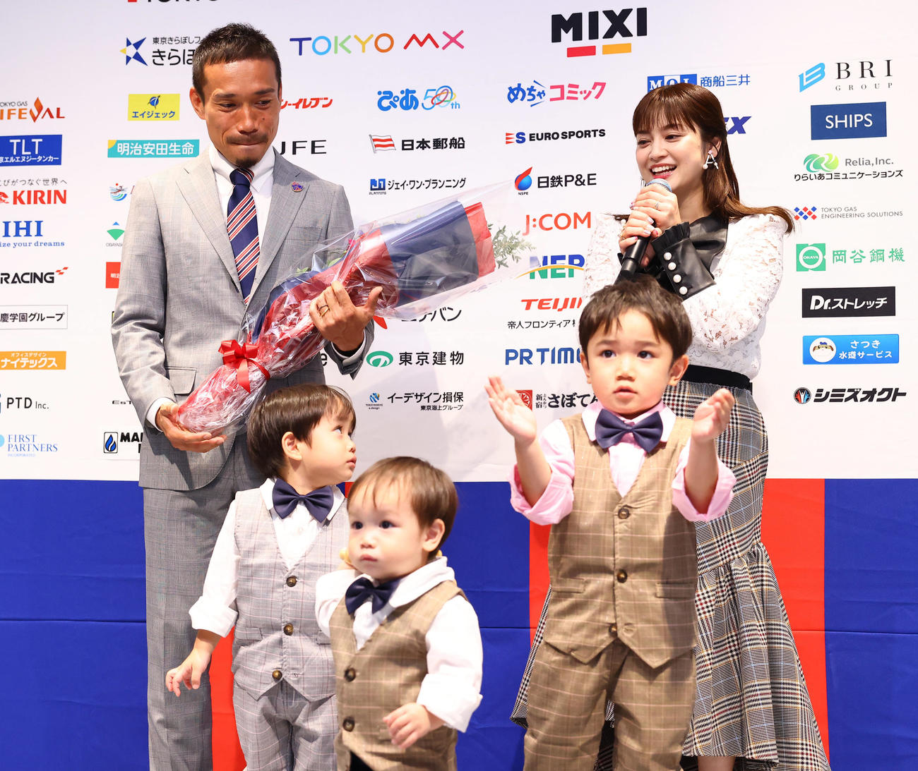 2022年11月、W杯カタール大会の日本代表に選出された長友（左）はサプライズで登場した平愛梨さん（右）からお祝いの言葉を受ける