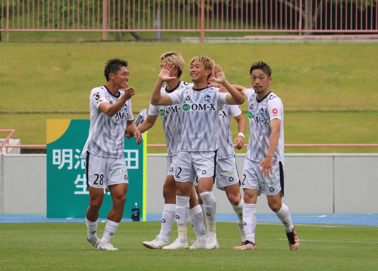 得点後、手を挙げて喜ぶ島田拓海（左から3人目）（撮影・竹本穂乃加）