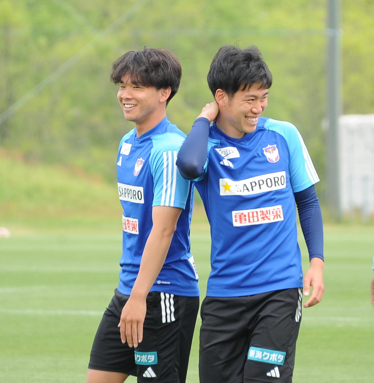 横浜戦の前日練習で笑顔を見せる藤原（左）と高