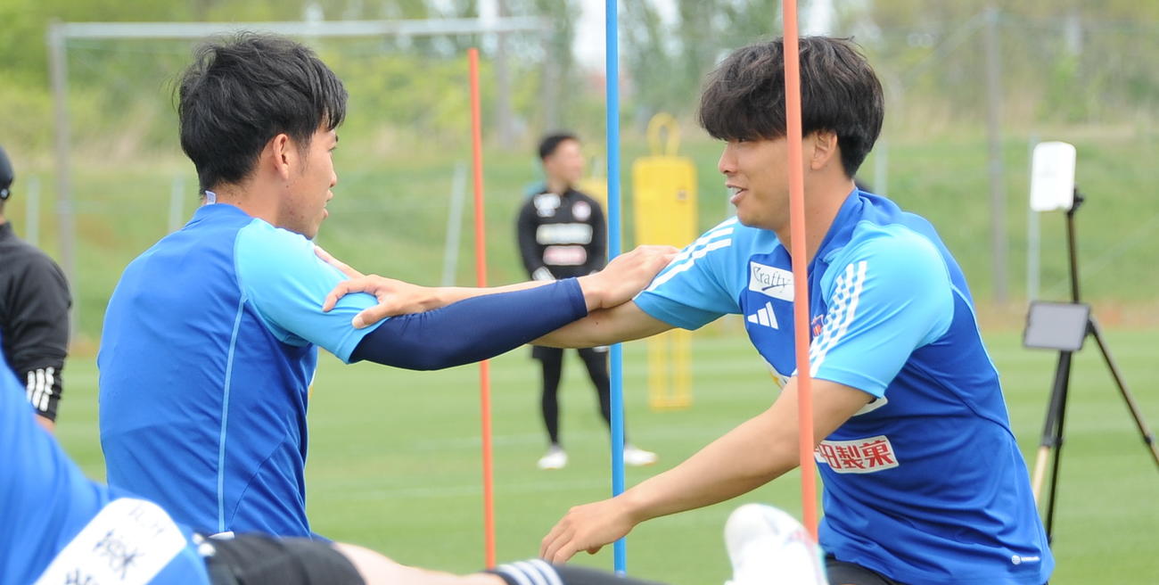 横浜戦の前日練習でストレッチする藤原（右）と高