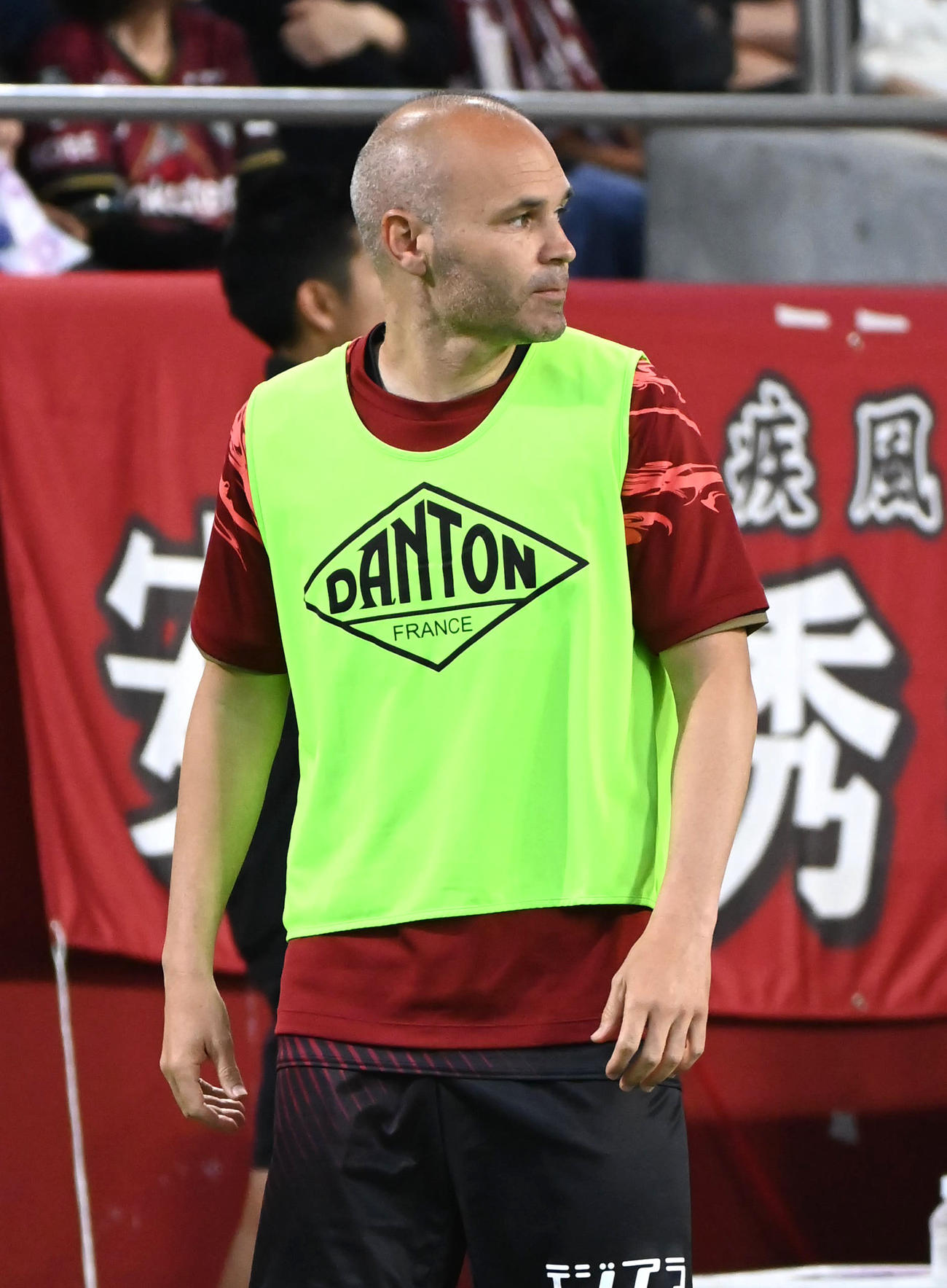 神戸対広島　後半、試合を見守る神戸イニエスタ（撮影・石井愛子）