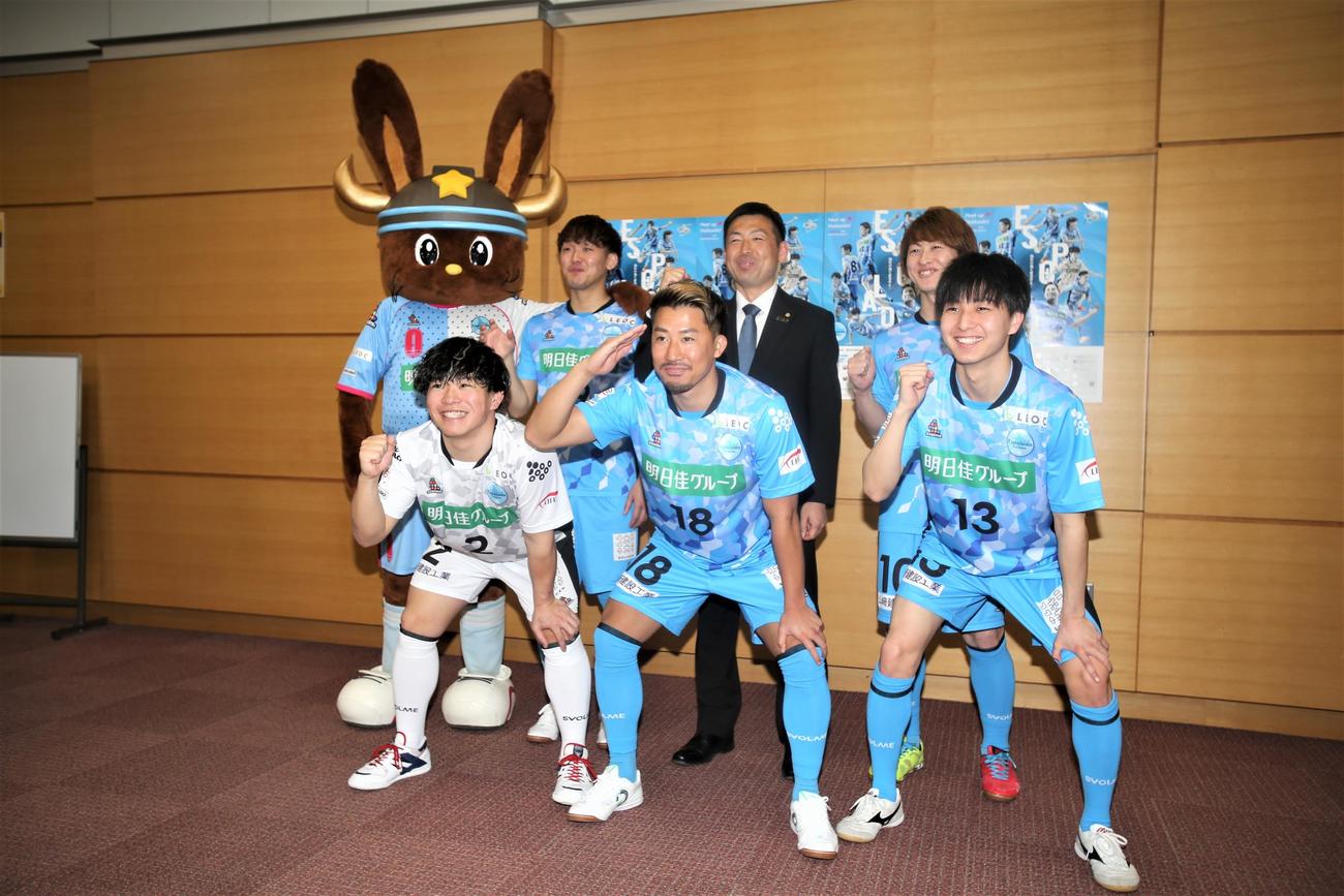 エスポラーダ北海道のメンバーは開幕に向けてガッツポーズ（前列左から山下、福田、近藤、、後列左からリスポ、佐藤光、嵯峨監督、鈴木）（撮影・中島洋尚）