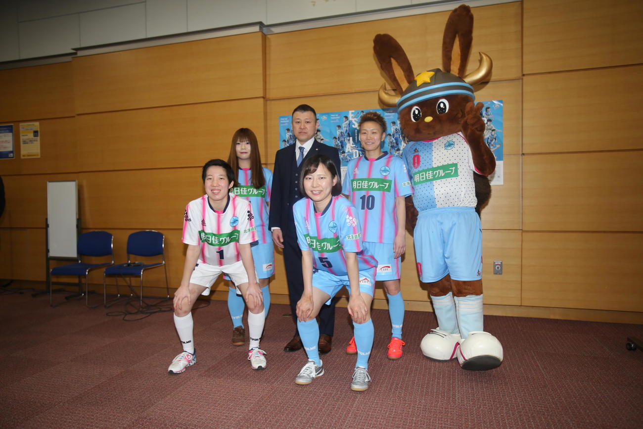 エスポラーダ北海道女子チームのイルネーヴェのメンバー（前列左から浦崎、伊藤、後列左から白戸、菅野監督、星山、リスポ）