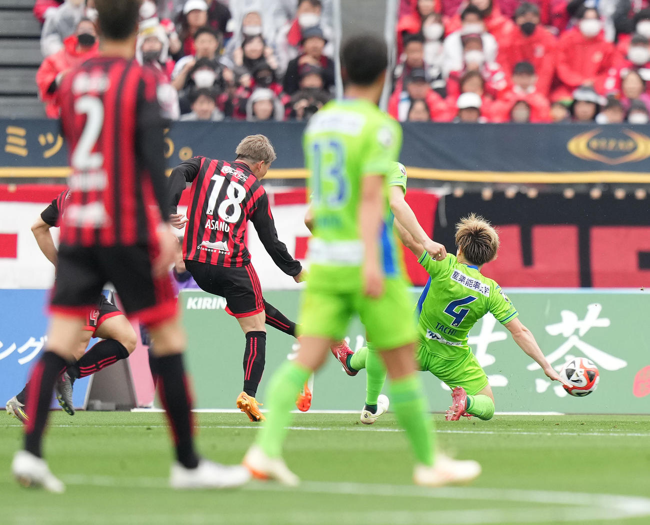 湘南対札幌　後半、ゴールを決める札幌浅野（左奥）（撮影・鈴木みどり）