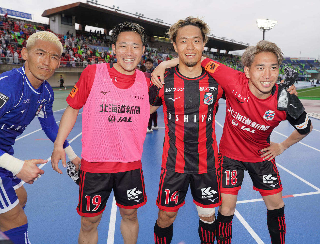 湘南対札幌　湘南に勝利し、ゴールを決めた札幌の、左から2人目から小柏、駒井、浅野は笑顔で記念撮影。左はGK菅野（撮影・鈴木みどり）