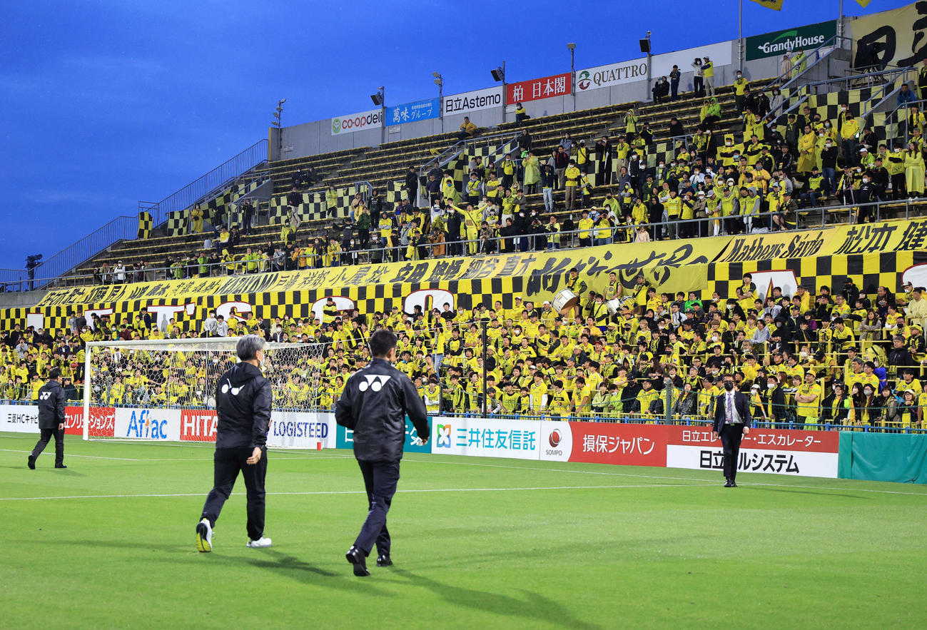 柏対横浜FC 0－1で敗れ、居残り抗議する柏サポーターのもとに説明に向かう布部陽功氏（左）（撮影・浅見桂子）