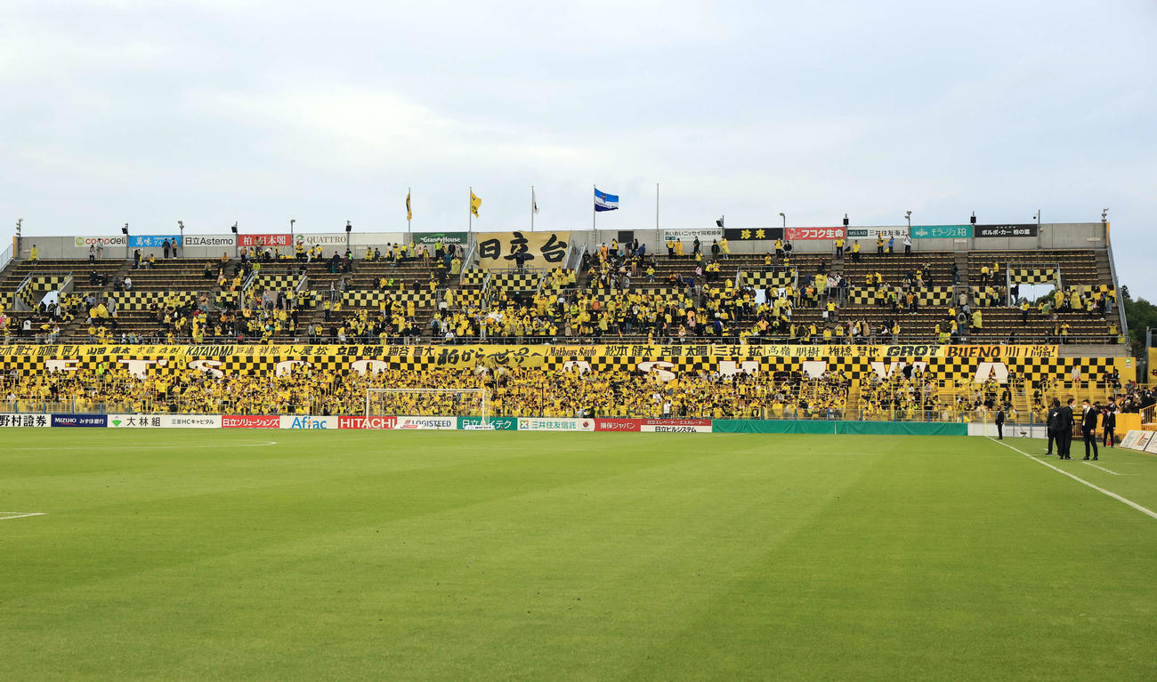 柏対横浜FC 0－1で敗れ、柏サポーターはスタジアムに居残り抗議する（撮影・浅見桂子）