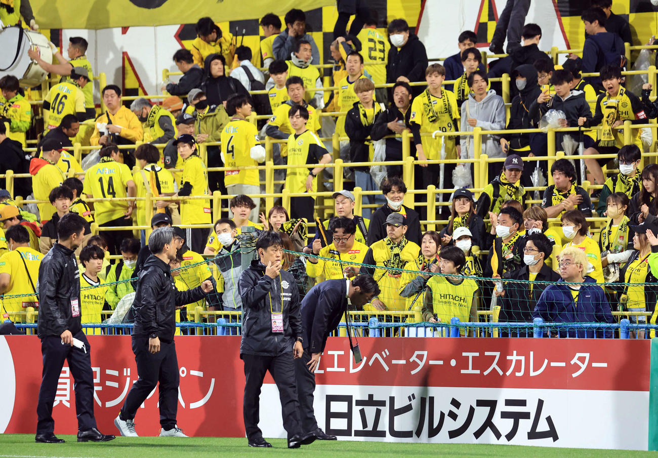 柏対横浜FC 0－1で敗れ、居残り抗議する柏サポーターに説明し、引き揚げる布部陽功氏（左から2人目）ら上層部（撮影・浅見桂子）