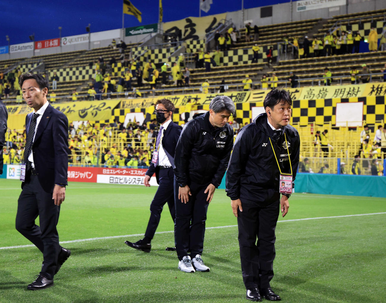 柏対横浜FC 0－1で敗れ、居残り抗議する柏サポーターに説明を終え、一礼する布部陽功氏（右から2人目）ら（撮影・浅見桂子）