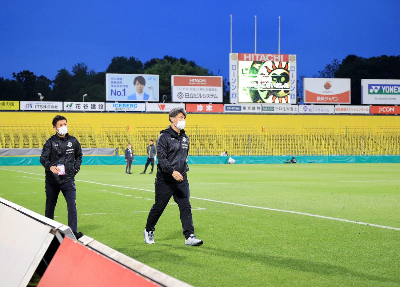 柏対横浜FC 0－1で敗れ、居残り抗議する柏サポーターのもとに説明に向かう布部陽功氏（右）（撮影・浅見桂子）
