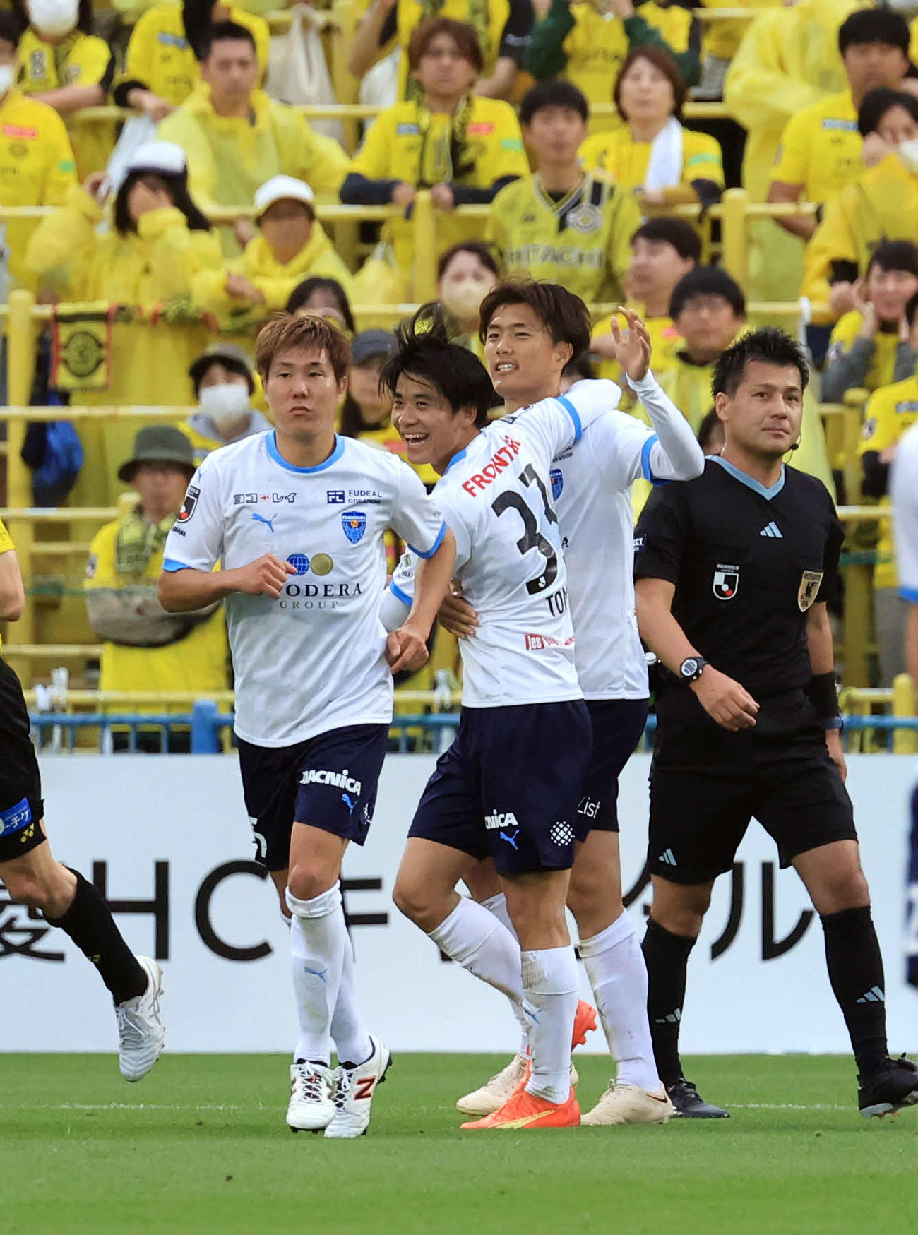 柏対横浜FC　後半、PKを決めイレブンと喜び合う横浜FC小川（右）（撮影・浅見桂子）