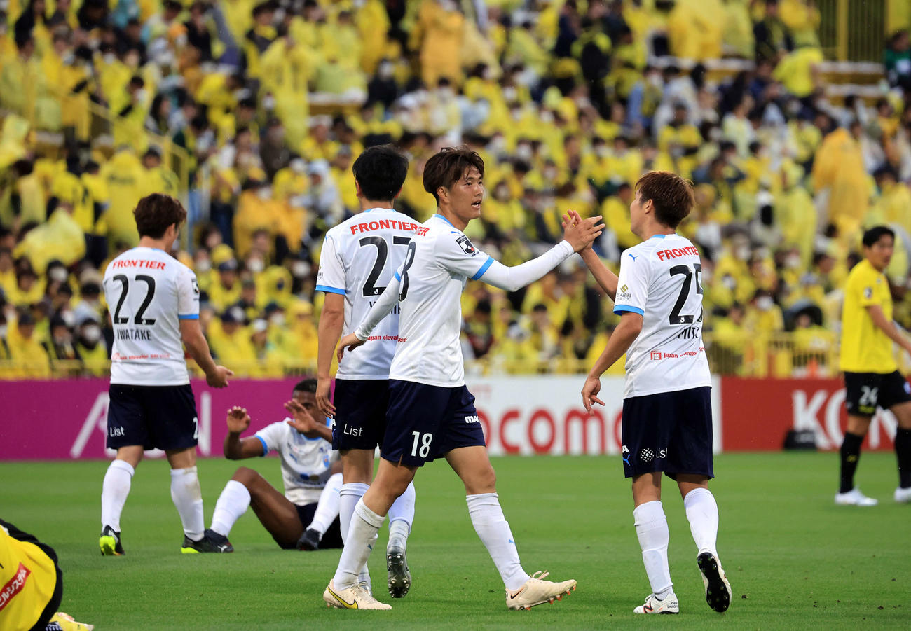 柏対横浜FC 1－0で勝利し、ハイタッチで喜び合う小川航基（中央）ら横浜FCイレブン（撮影・浅見桂子）