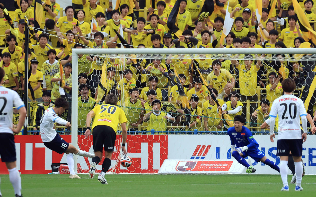 柏対横浜FC　後半、PKを決める横浜FC小川（左）（撮影・浅見桂子）