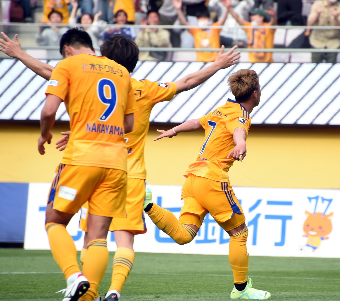 後半ロスタイム、決勝ゴールを決め両手を広げて歓喜する仙台FW中島（右）