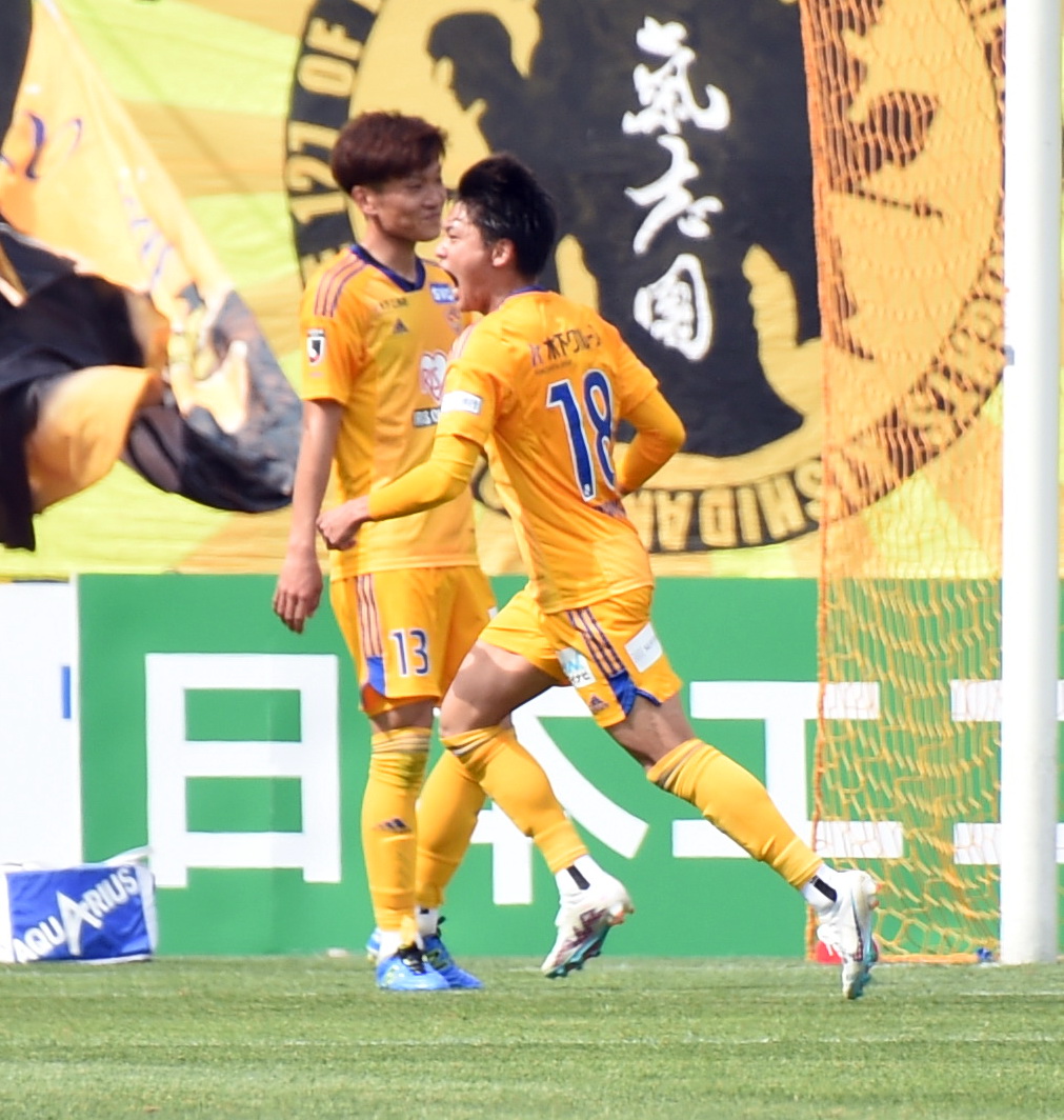 仙台対山形　前半32分、先制点を決めて雄たけびを上げる仙台FW気田（右）とFW山田（撮影・山田愛斗）