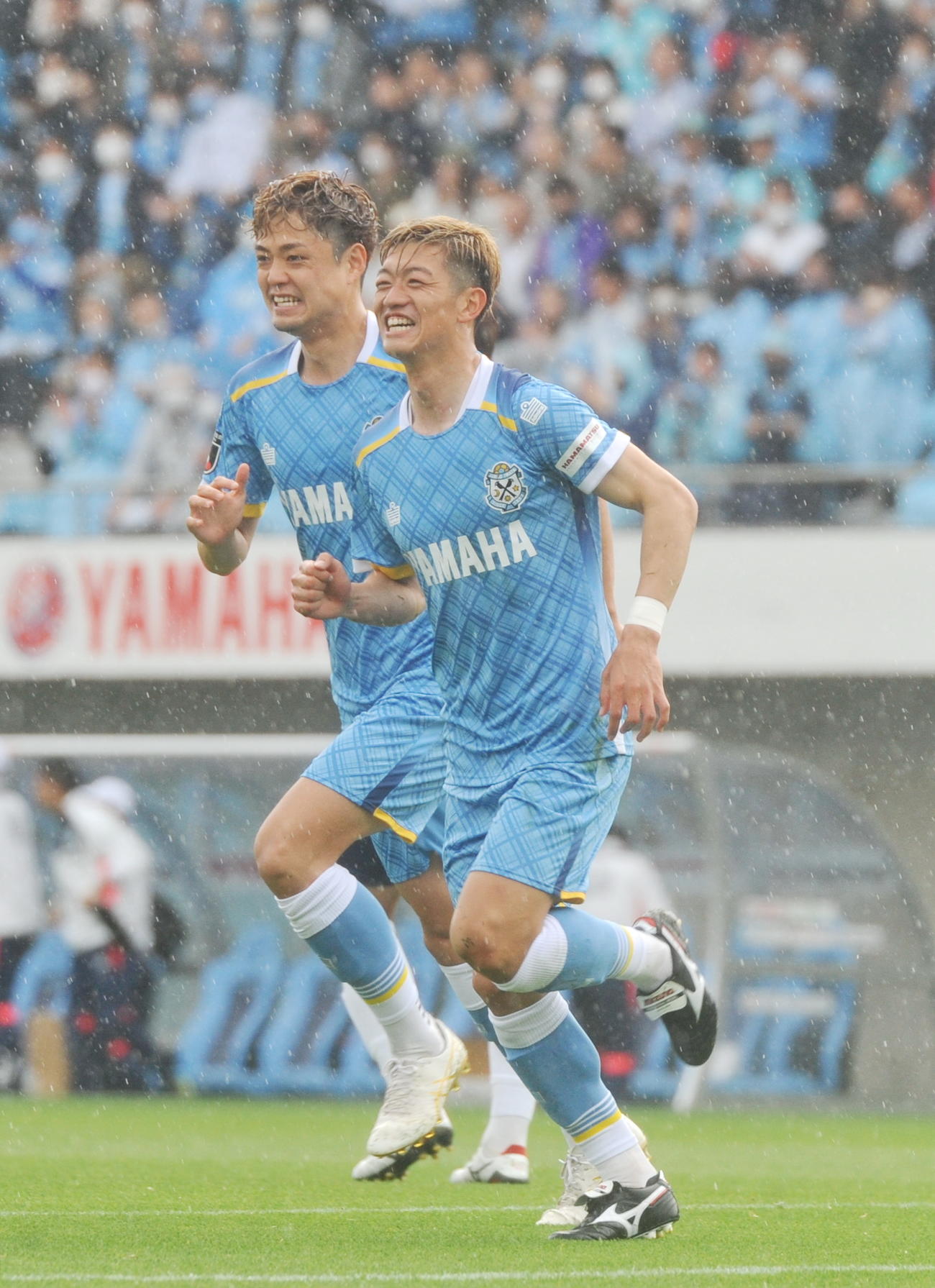 前半10分、先制ゴールを決めた磐田MF藤川（手前）