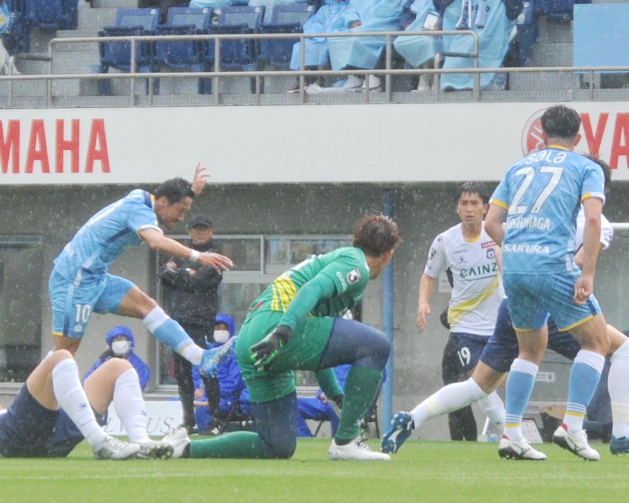 前半13分、チーム2点目のゴールを決める磐田MF山田（左奥）　