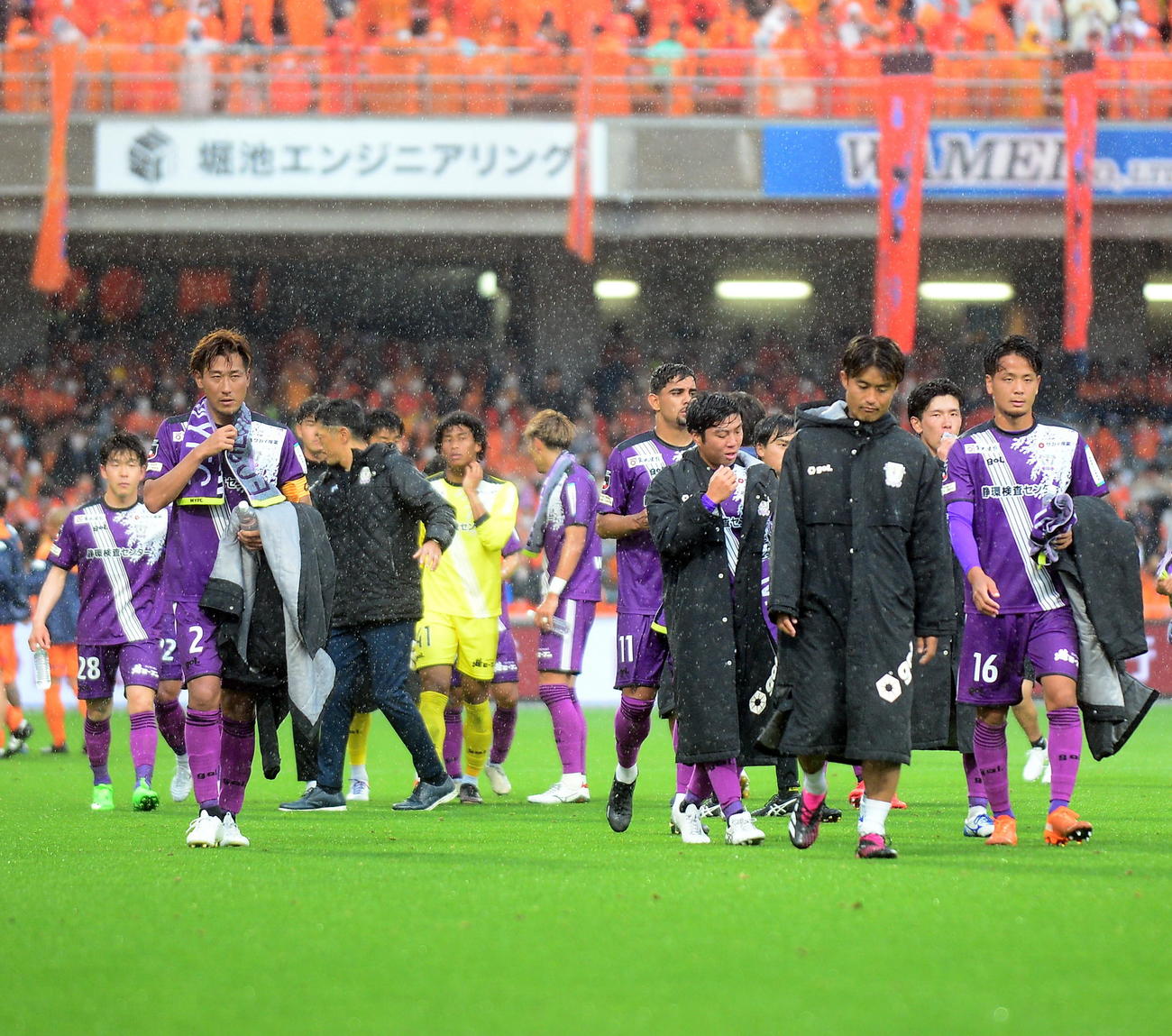 試合後、サポーターにあいさつに向かう藤枝の選手たち