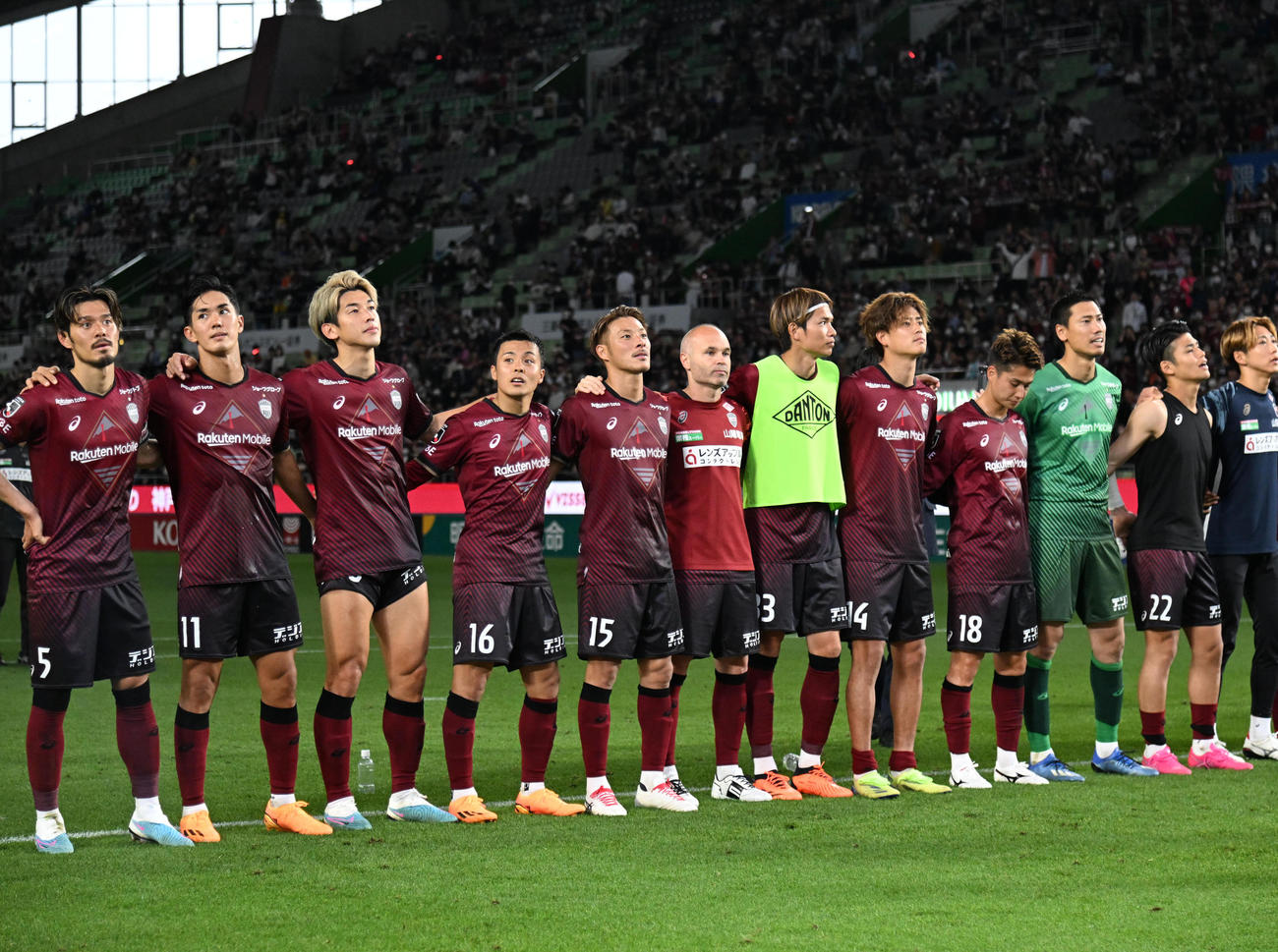 神戸対広島　サポーターの声援に応える神戸イレブン（撮影・石井愛子）