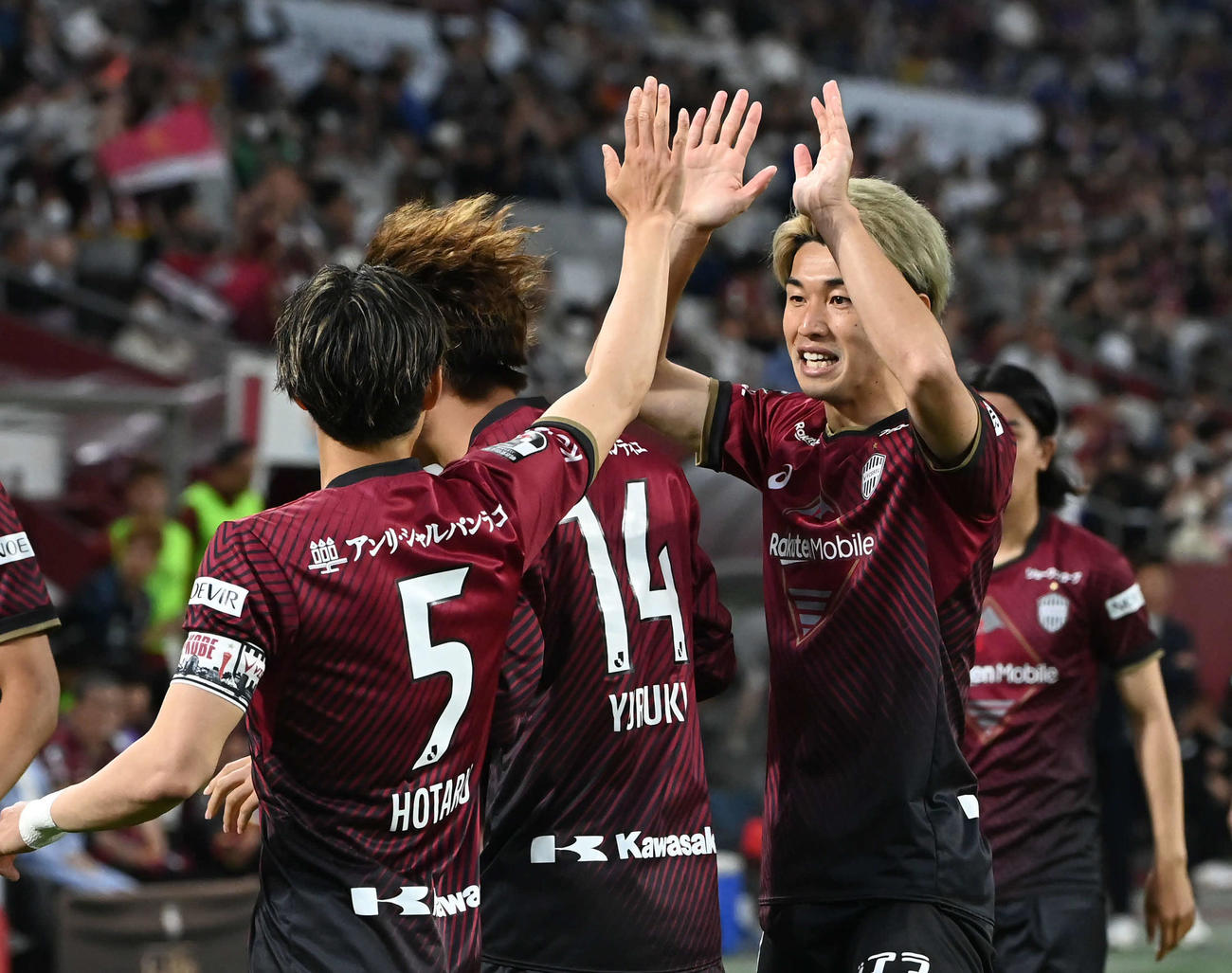 神戸対広島　後半、広島のオウンゴールで点が入り喜ぶ神戸神戸大迫勇也（右）（撮影・石井愛子）