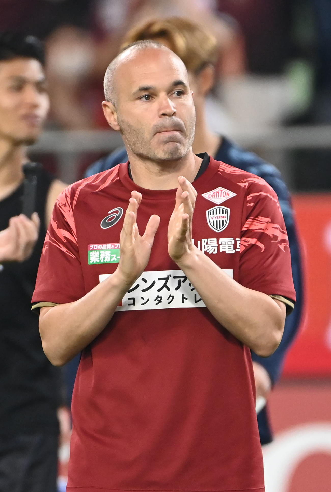 神戸対広島　サポーターの声援に応える神戸イニエスタ（撮影・石井愛子）