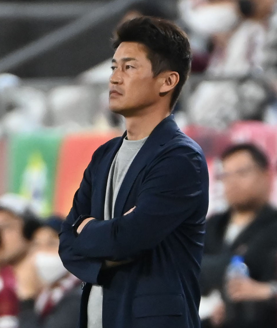 神戸対広島　前半、試合を見つめる神戸吉田監督（撮影・石井愛子）