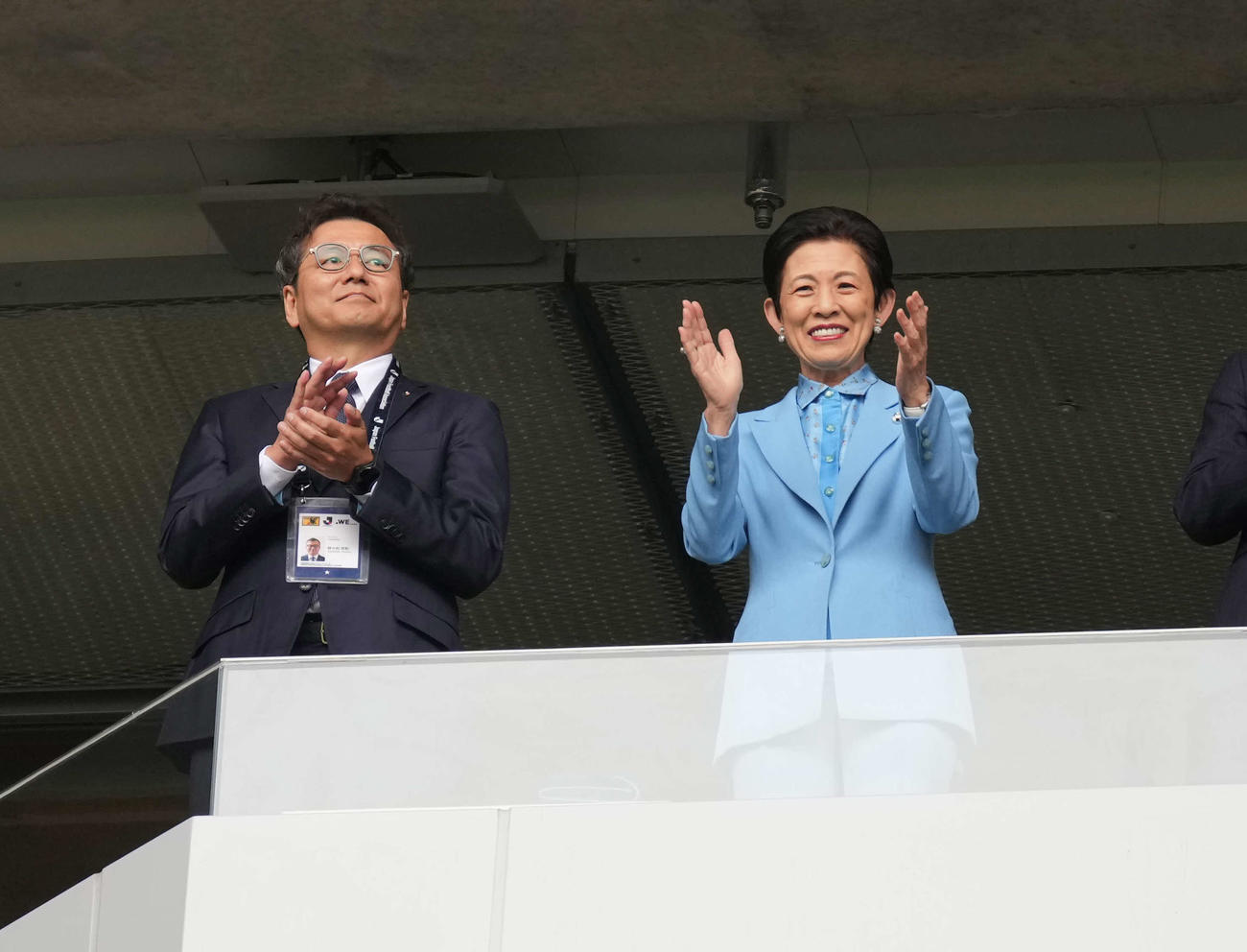 鹿島対名古屋　　観戦する高円宮久子さまと野々村芳和チェアマン（（撮影・井上学）
