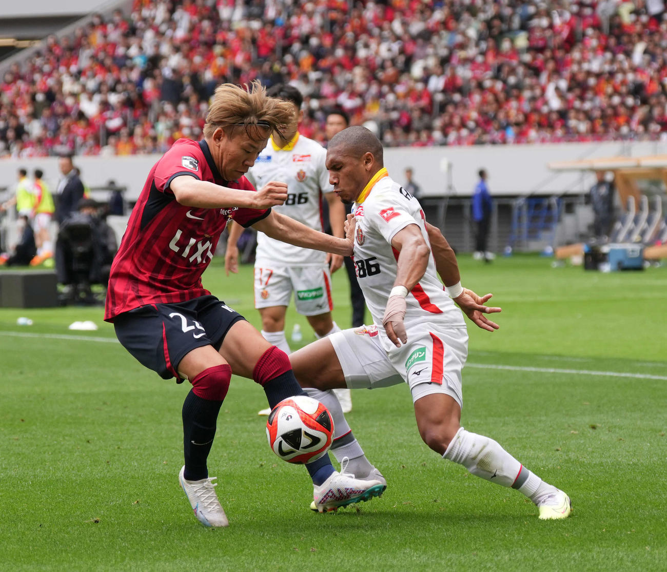 鹿島対名古屋　前半、鹿島広瀬（左）にボールを奪われる名古屋マテウス・カストロ（撮影・井上学）