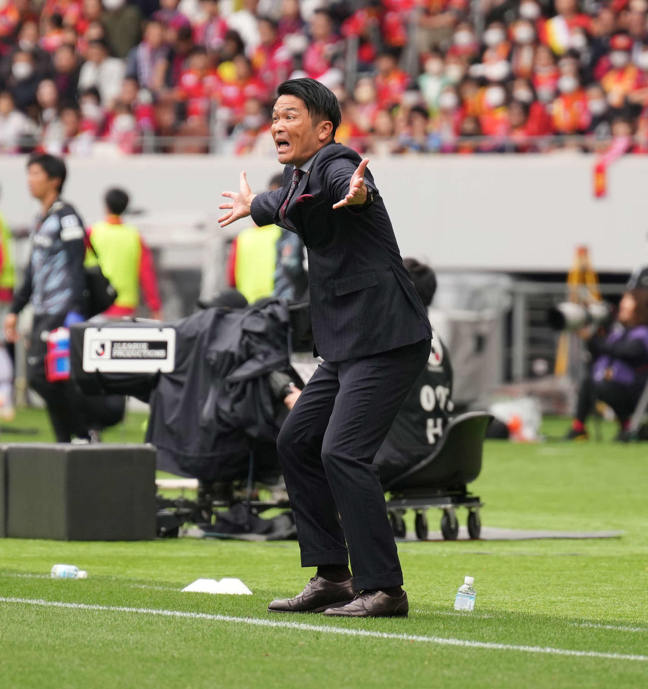 鹿島対名古屋　　鹿島対名古屋　前半、選手を鼓舞する鹿島岩政監督（撮影・井上学）