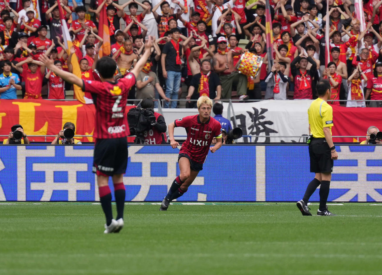 鹿島対名古屋　　前半、ヘディングでゴールを決め駆け出す鹿島鈴木（中央）（撮影・井上学）