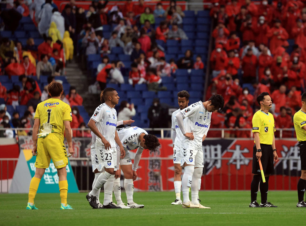 浦和対G大阪　1－3で敗れがっくりうなだれるG大阪イレブン（撮影・浅見桂子）