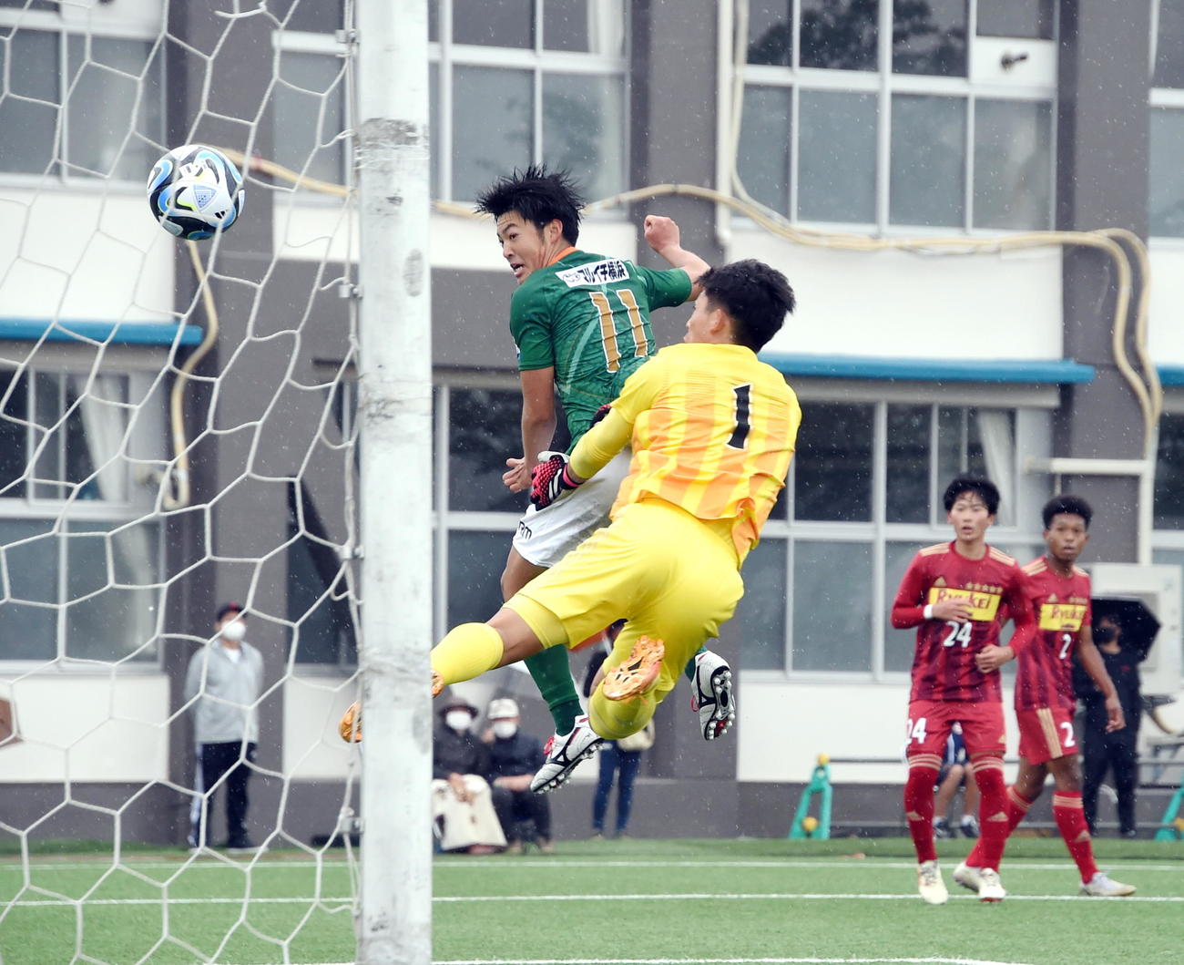 前半34分、ヘディングで先制ゴールを決める青森山田FW米谷（左）