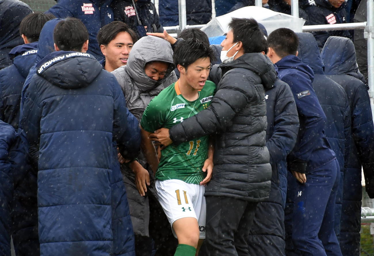 青森山田対流通経大柏　後半7分、追加点を奪い応援席のチームメートに囲まれる青森山田FW米谷（中央）（撮影・山田愛斗）