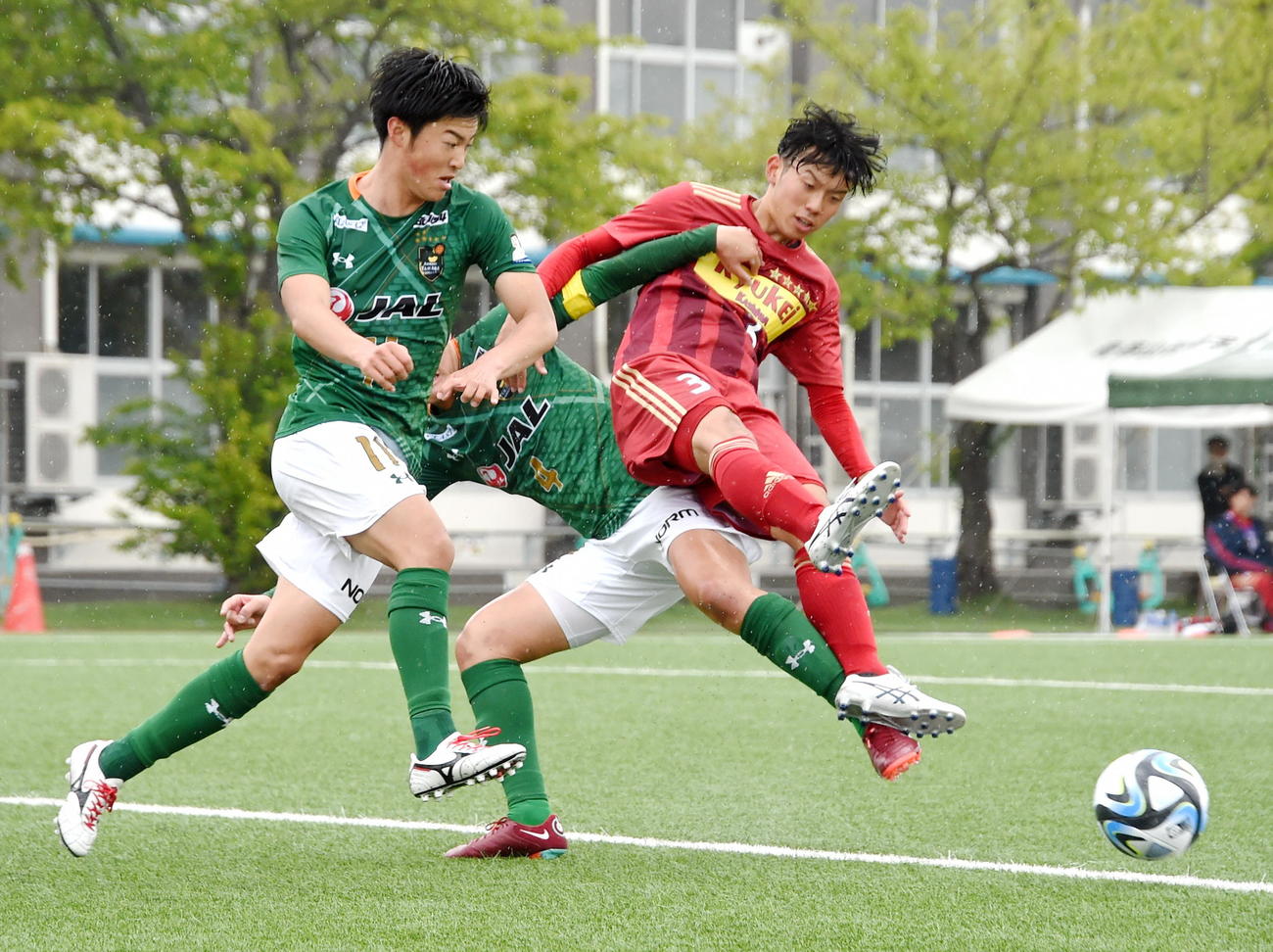 青森山田対流通経大柏　前半、球際で激しく競り合う青森山田FW米谷（左）ら（撮影・山田愛斗）