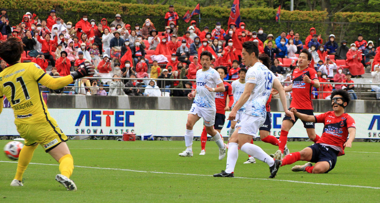 後半35分、秋田FW吉田（18番）は、PKのこぼれ球をねじこみ、決勝ゴール（撮影・浦部歩）