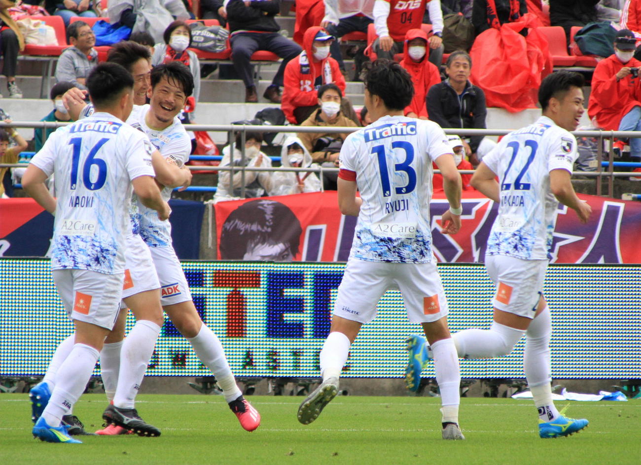 後半35分、決勝ゴールを挙げたFW吉田（左から2人目）を祝福する秋田イレブン（撮影・浦部歩）