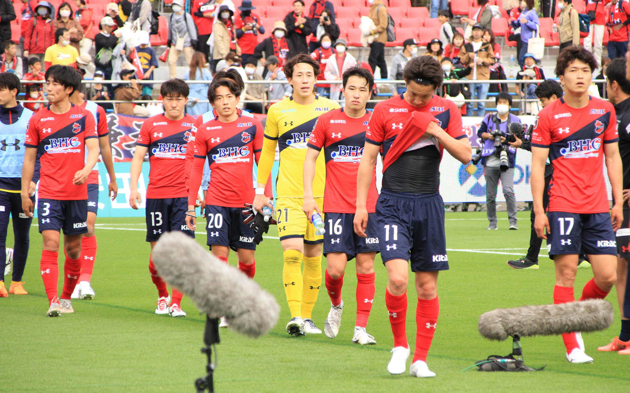 秋田に敗れ肩を落とすいわきイレブン