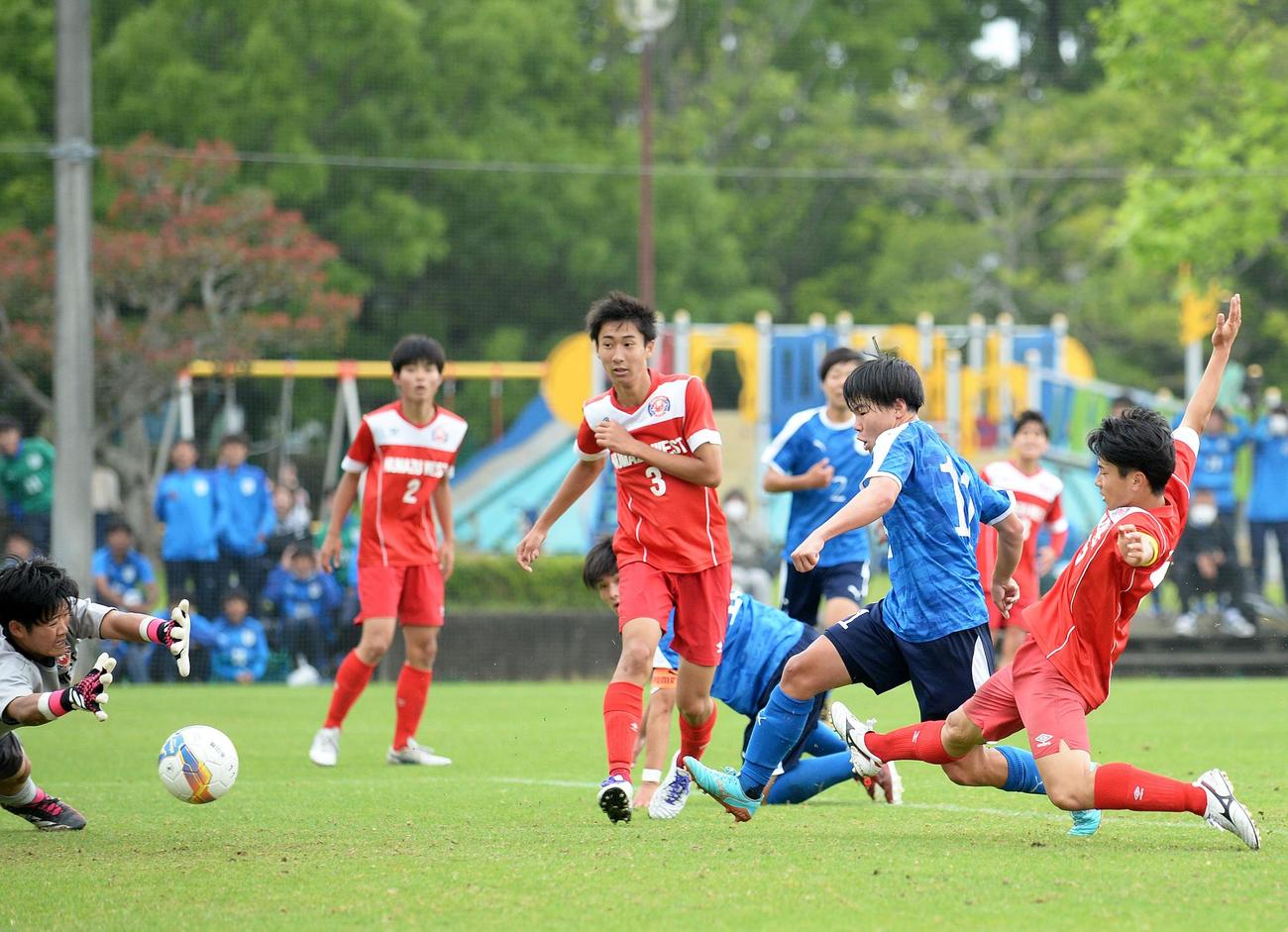 後半、決勝点を決める磐田東FW徳増（右から2人目）
