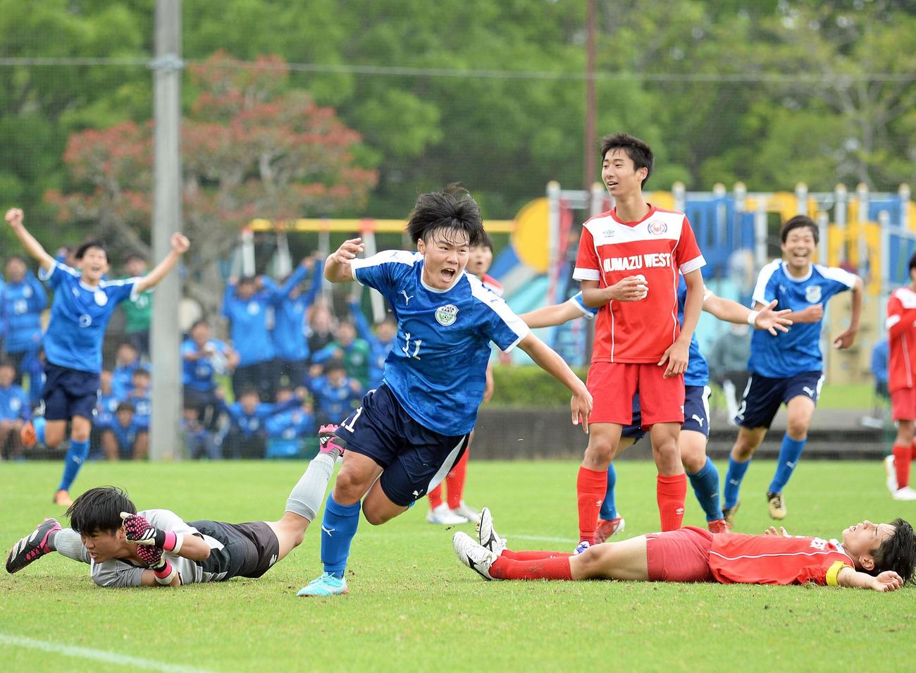 決勝点を決めて駆けだす磐田東FW徳増（中央）